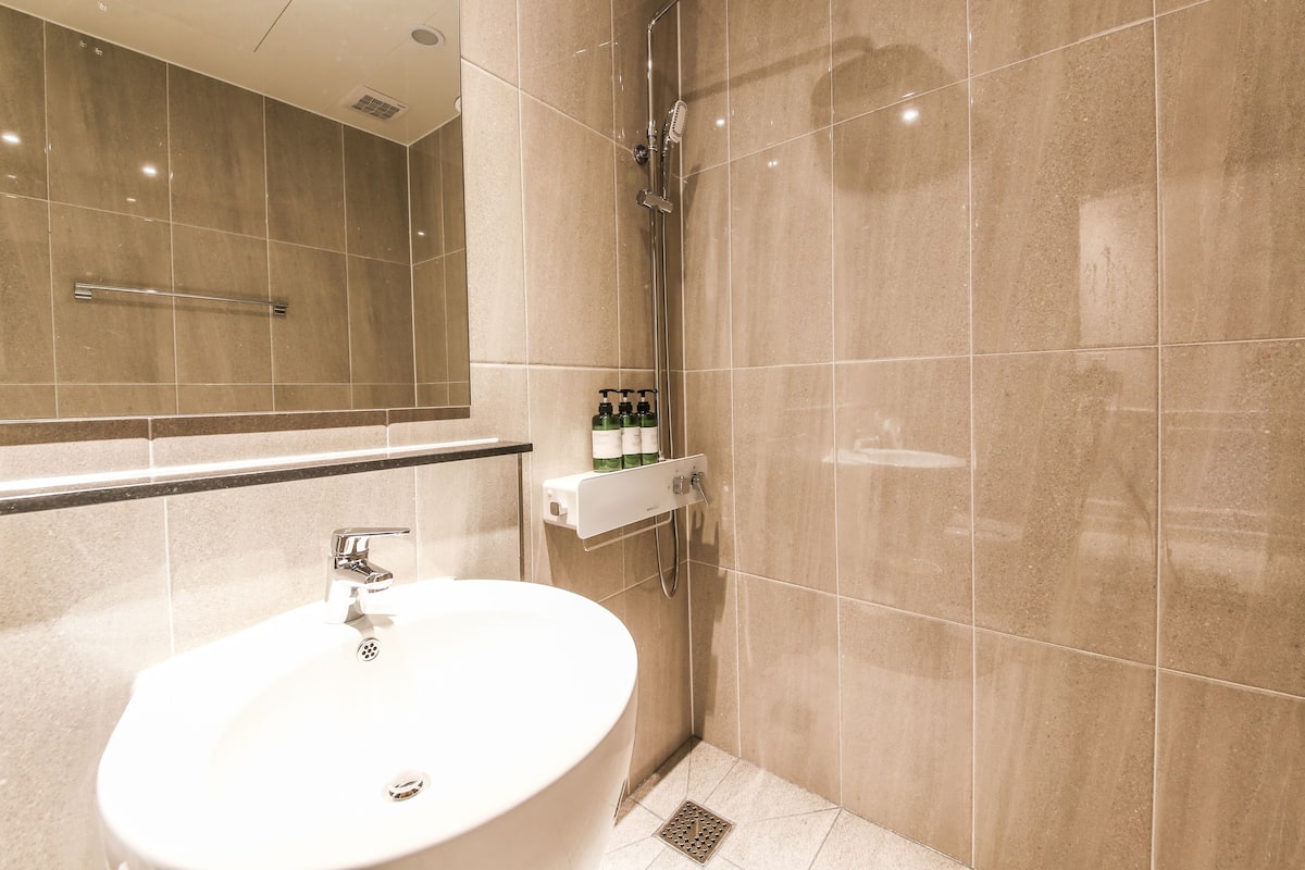 shower, free toiletries, hair dryer, slippers