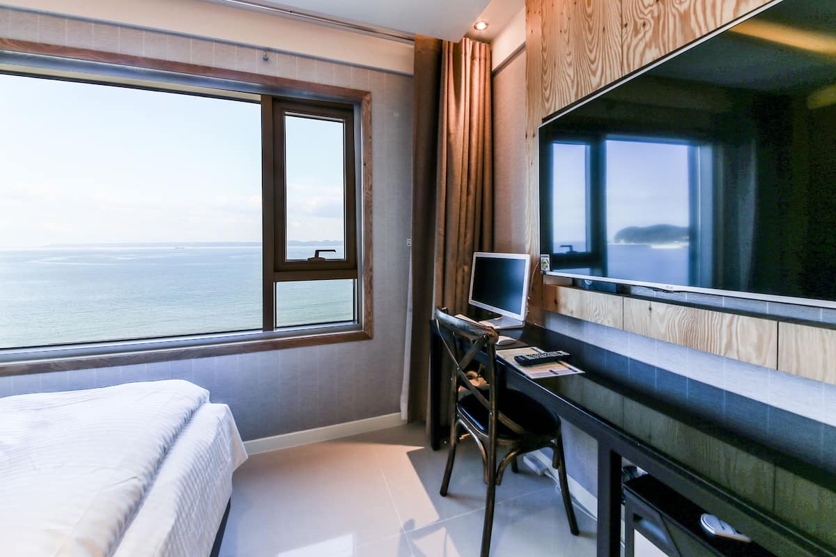 business double room, 1 queen bed, ocean view | individually decorated, individually furnished, desk, laptop workspace