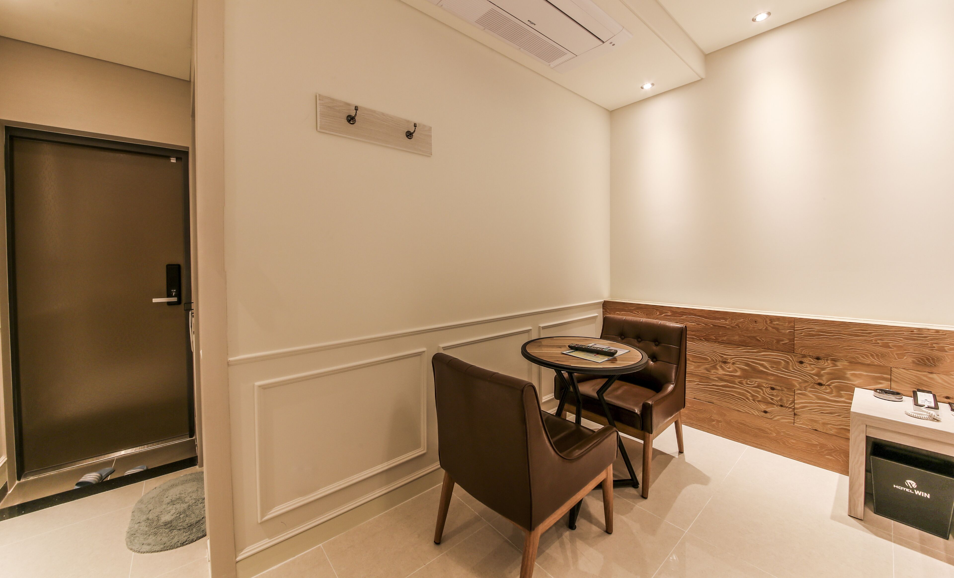 business double room, 1 queen bed, city view | individually decorated, individually furnished, desk, laptop workspace