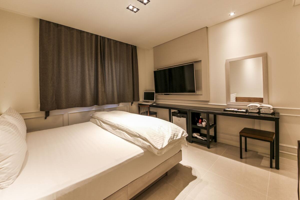 Desk, laptop workspace, blackout drapes, WiFi (free)