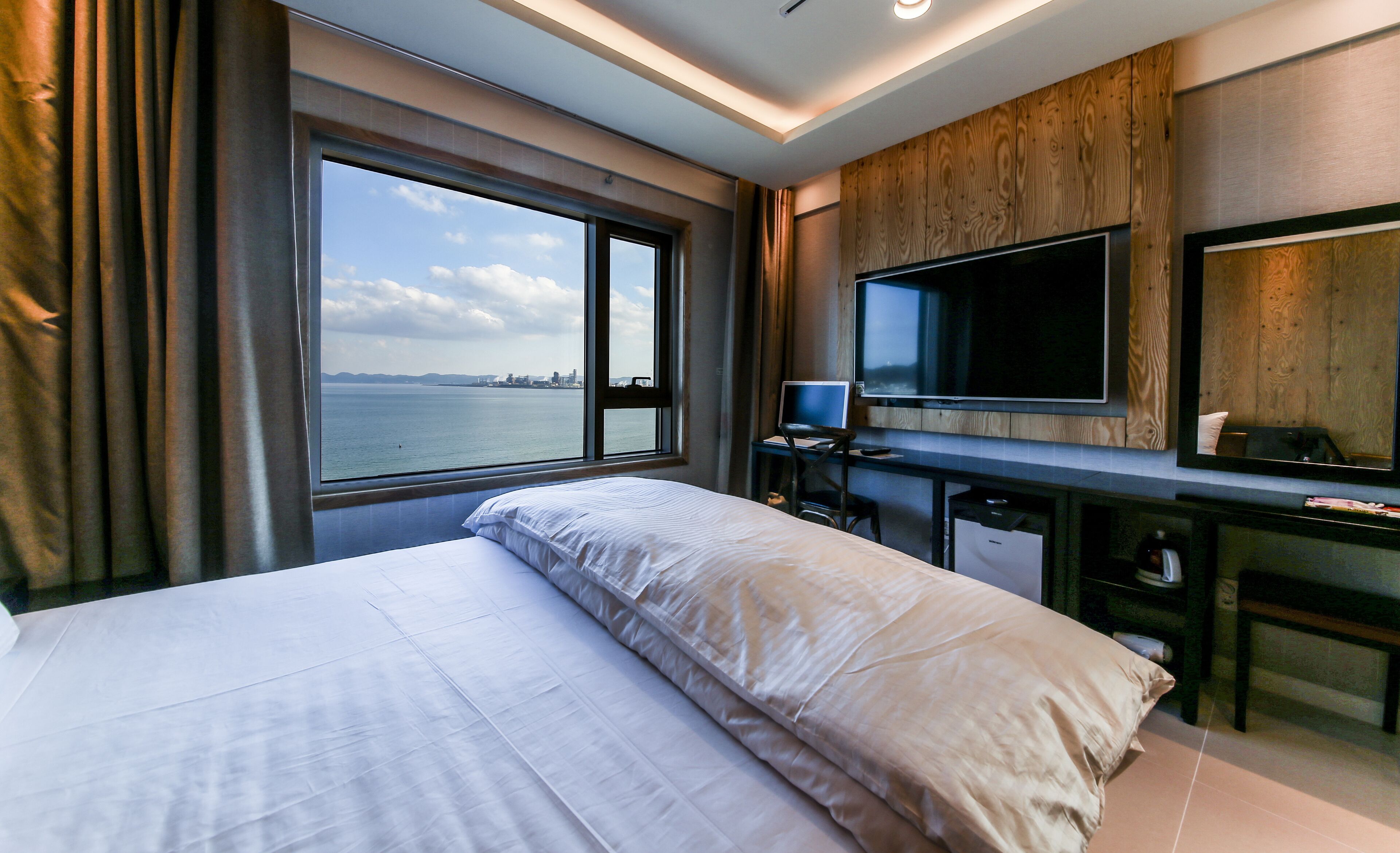 Standaard tweepersoonskamer, 1 queensize bed, uitzicht op zee | Individueel gedecoreerd, individueel gemeubileerd, een bureau