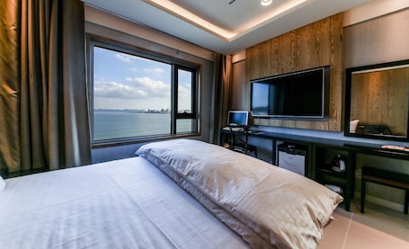 Standard Double Room, 1 Queen Bed, Ocean View | Individually decorated, individually furnished, desk, laptop workspace