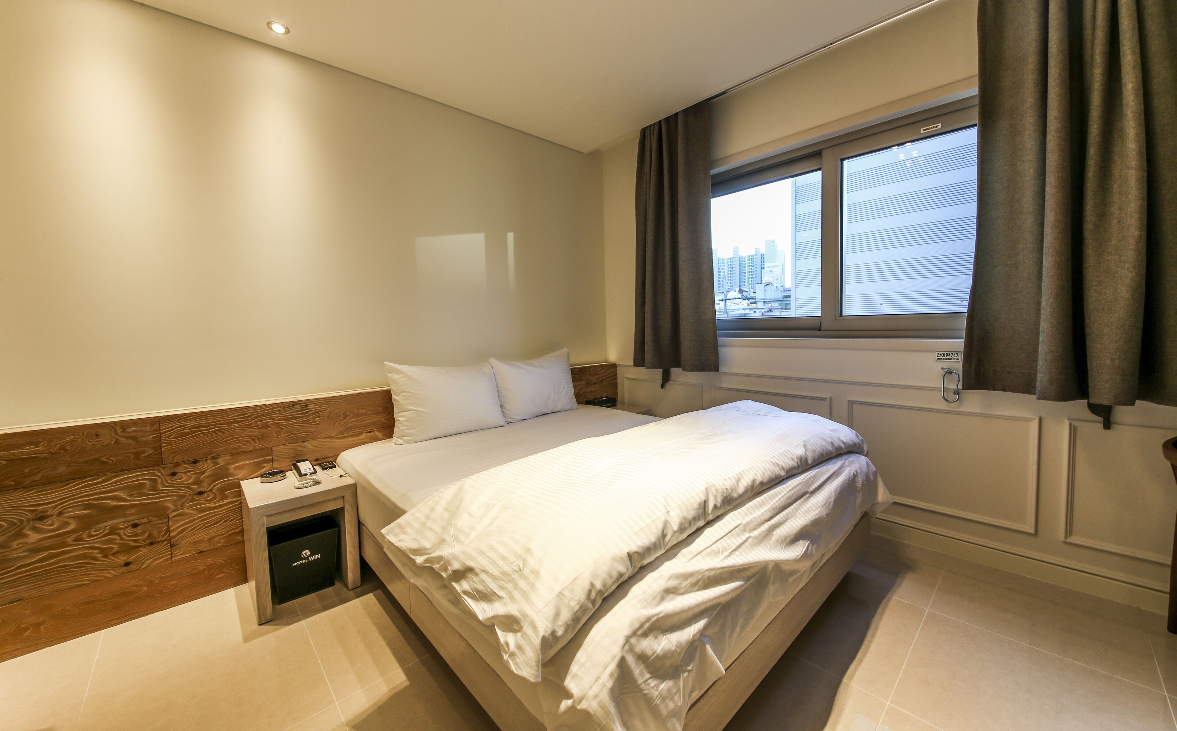 business double room, 1 queen bed, city view | individually decorated, individually furnished, desk, laptop workspace