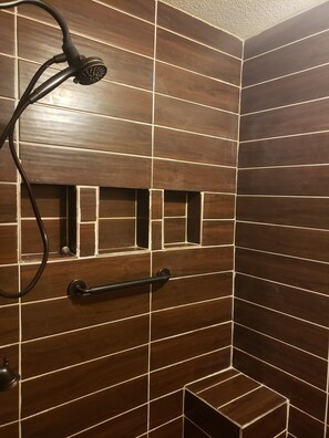 Dusche, Handtücher, Seife, Toilettenpapier