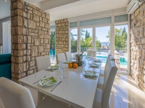 Villa | Dining