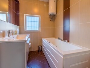 Villa | Bathroom