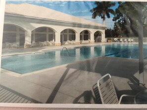 Utendørsbasseng og et oppvarmet basseng