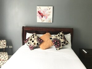 1 bedroom, iron/ironing board, WiFi, bed sheets - MODERN LUXURY 1BR/1BA/COZY/VIEWS OF KINGSTON (Kingston)