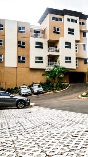 Exterior - MODERN LUXURY 1BR/1BA/COZY/VIEWS OF KINGSTON (Kingston)