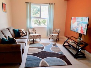 Smart TV - MODERN LUXURY 1BR/1BA/COZY/VIEWS OF KINGSTON (Kingston)