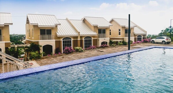 Outdoor pool - MODERN LUXURY 1BR/1BA/COZY/VIEWS OF KINGSTON (Kingston)