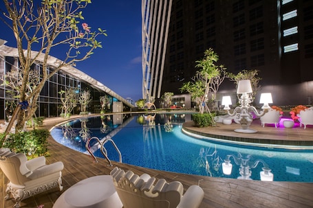 Outdoor pool. Ami Suites