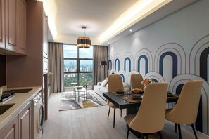 套房, 3 间卧室 (Jumbo) | 起居区 | 40-英寸LED 电视 （配备有线频道）、电视