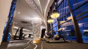 Un moderno hall de hotel con un espacio amplio, ventanas grandes y vistas a la ciudad.