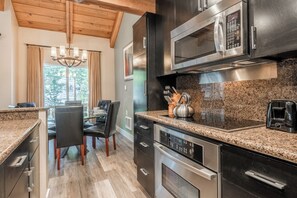 Kylskåp, mikrovågsugn, ugn och spishäll