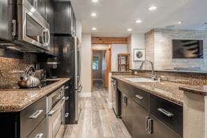 Kylskåp, mikrovågsugn, ugn och spishäll