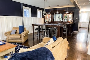 Interior - Prime Location! Modern Comfort 1 Block to Gate 1 w/ Parking & Walkability (Annapolis)