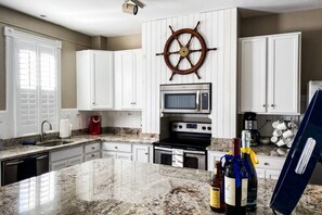 Réfrigérateur, four à micro-ondes, un four, lave-vaisselle