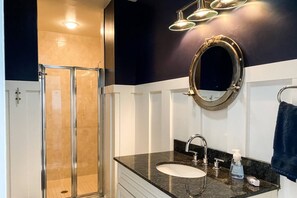 Shower, hair dryer, towels, soap - Prime Location! Modern Comfort 1 Block to Gate 1 w/ Parking & Walkability (Annapolis)