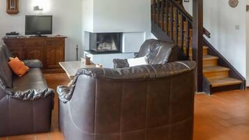 Fernseher, Kamin, DVD-Player