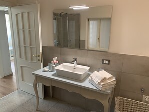 Dusche, Haartrockner, Bidet, Handtücher