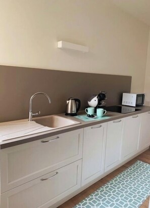 Réfrigérateur, micro-ondes, plaque de cuisson, cafetière/bouilloire