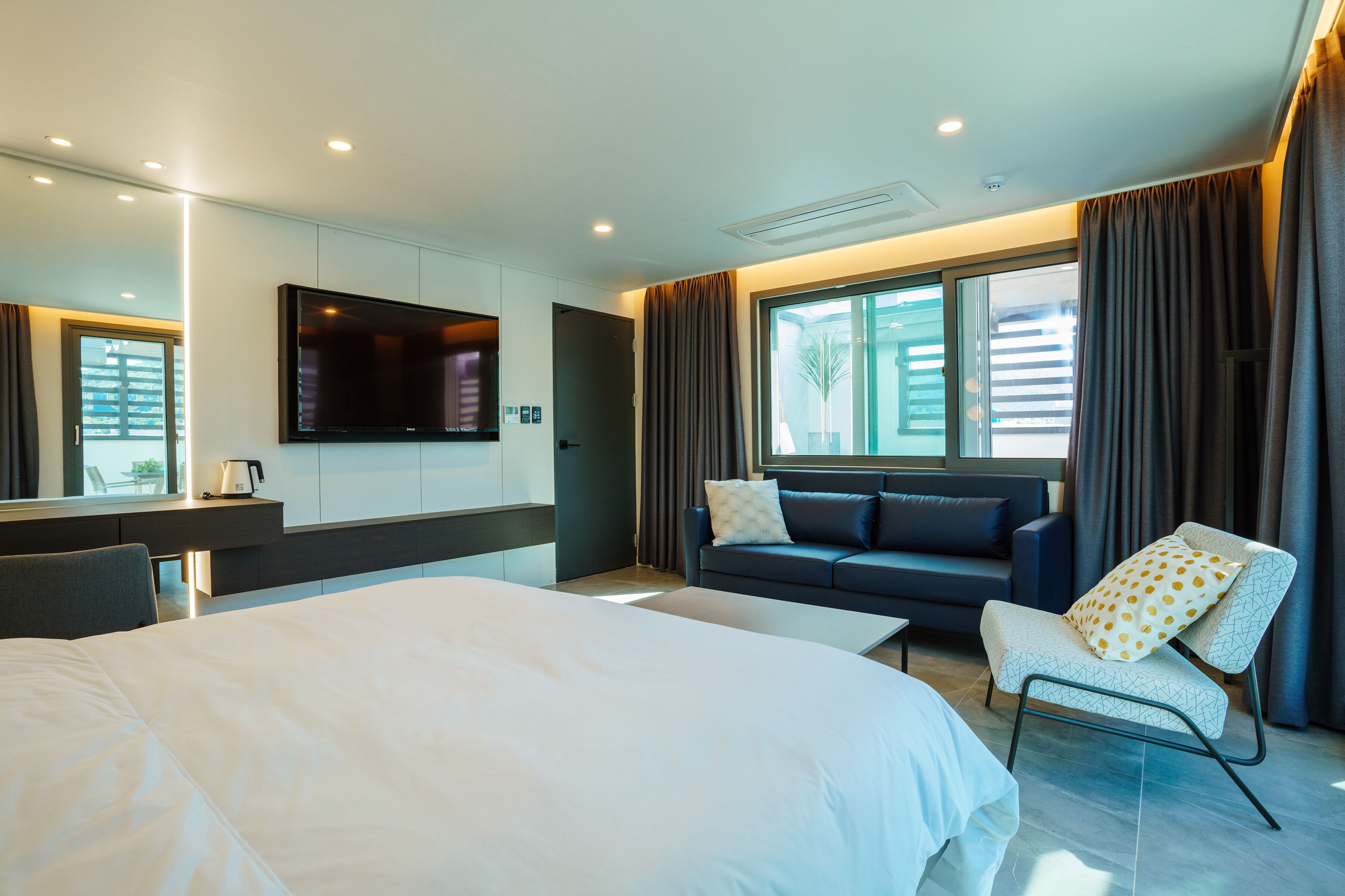 Pool Villa Pension | Hypo-allergenic bedding, down comforters, desk, laptop workspace