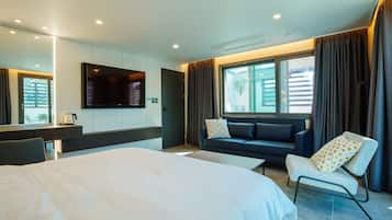 Pool Villa Pension | Hypo-allergenic bedding, down duvets, desk, laptop workspace