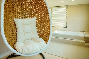 Suite Family Room | Bộ đồ giường kháng dị ứng, chăn bông, bàn 