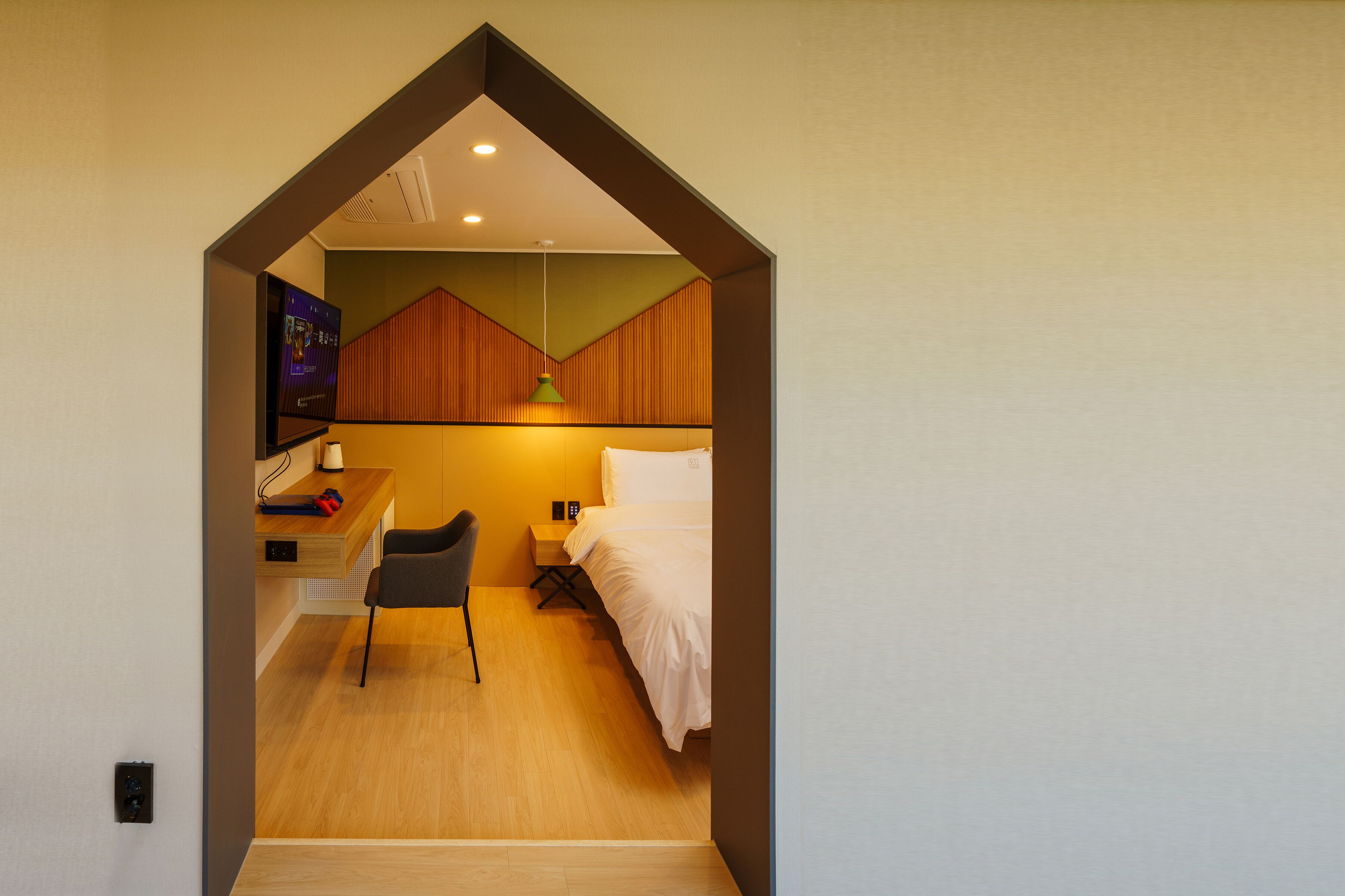 Una habitación pequeña con una cama, un escritorio y una silla.