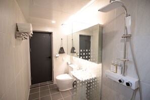 Chambre Premium avec lits jumeaux | Salle de bain | Articles de toilette gratuits, sèche-cheveux, peignoirs, chaussons