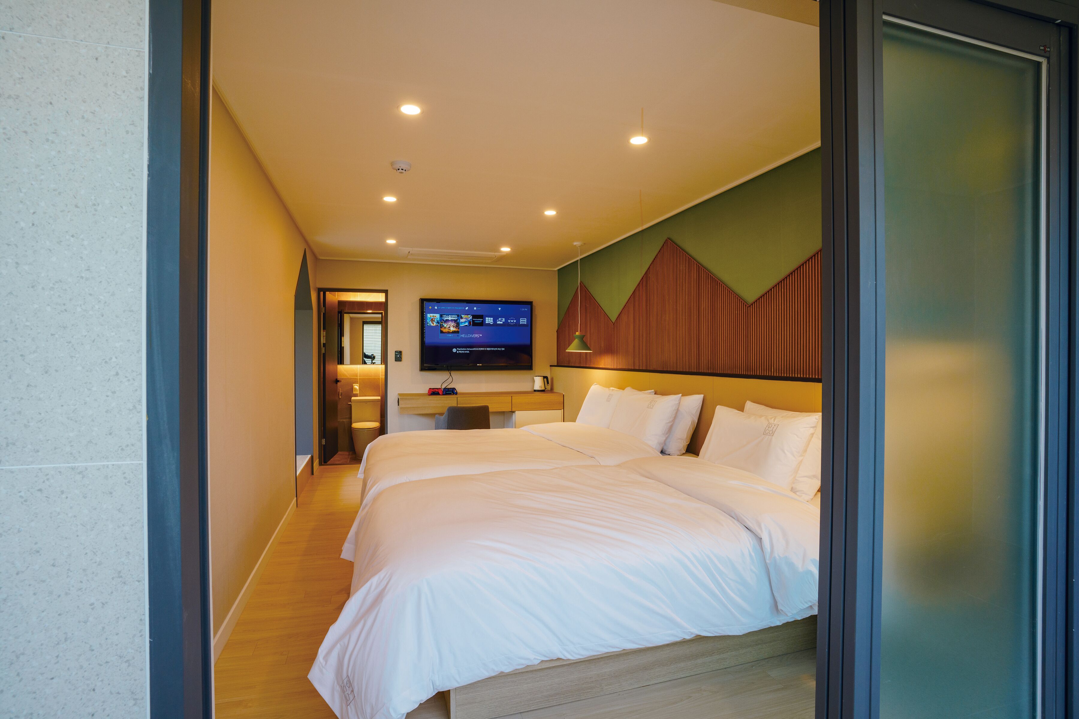 suite family room | 1 bedroom, hypo-allergenic bedding, down duvets, desk