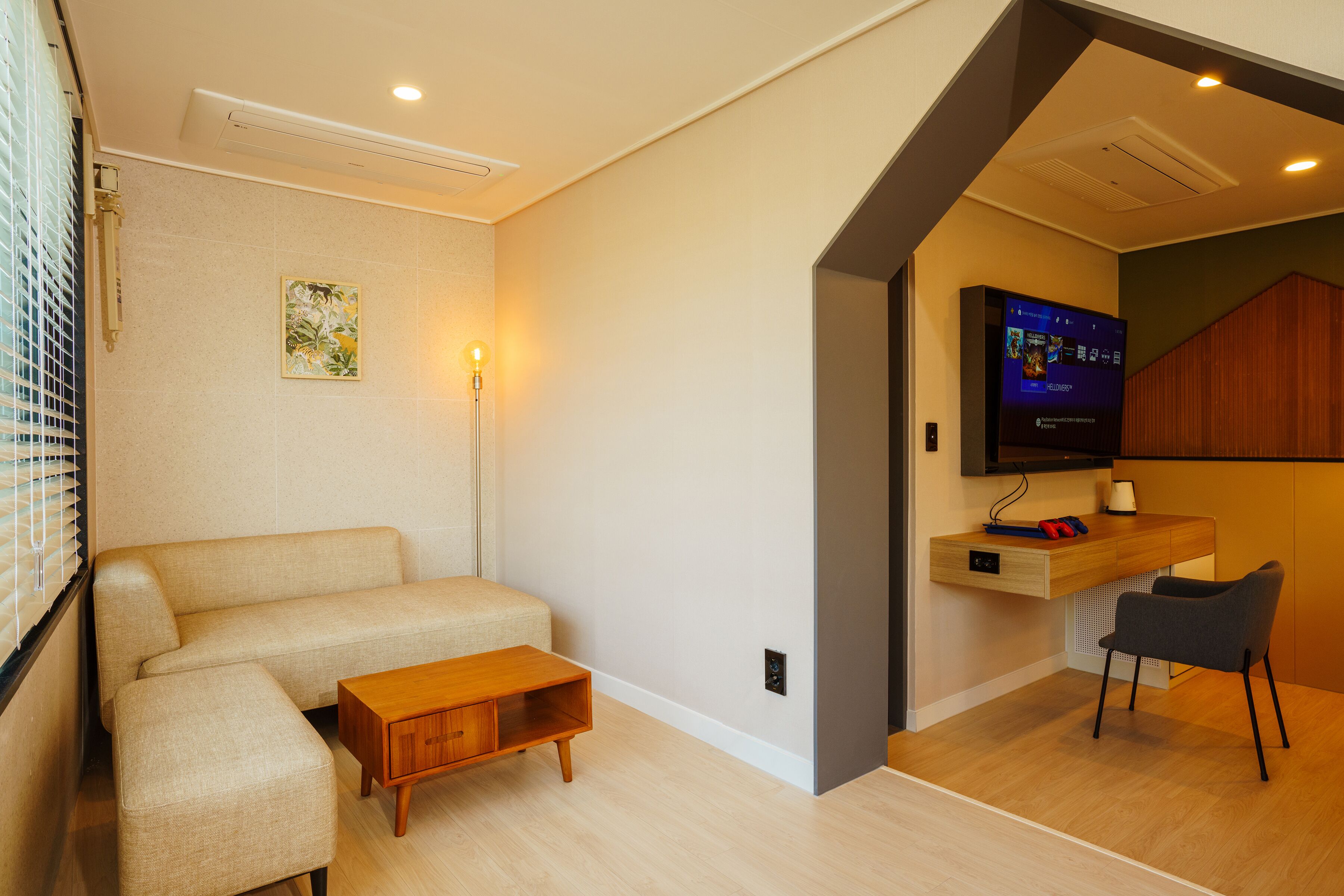 suite family room | 1 bedroom, hypo-allergenic bedding, down duvets, desk