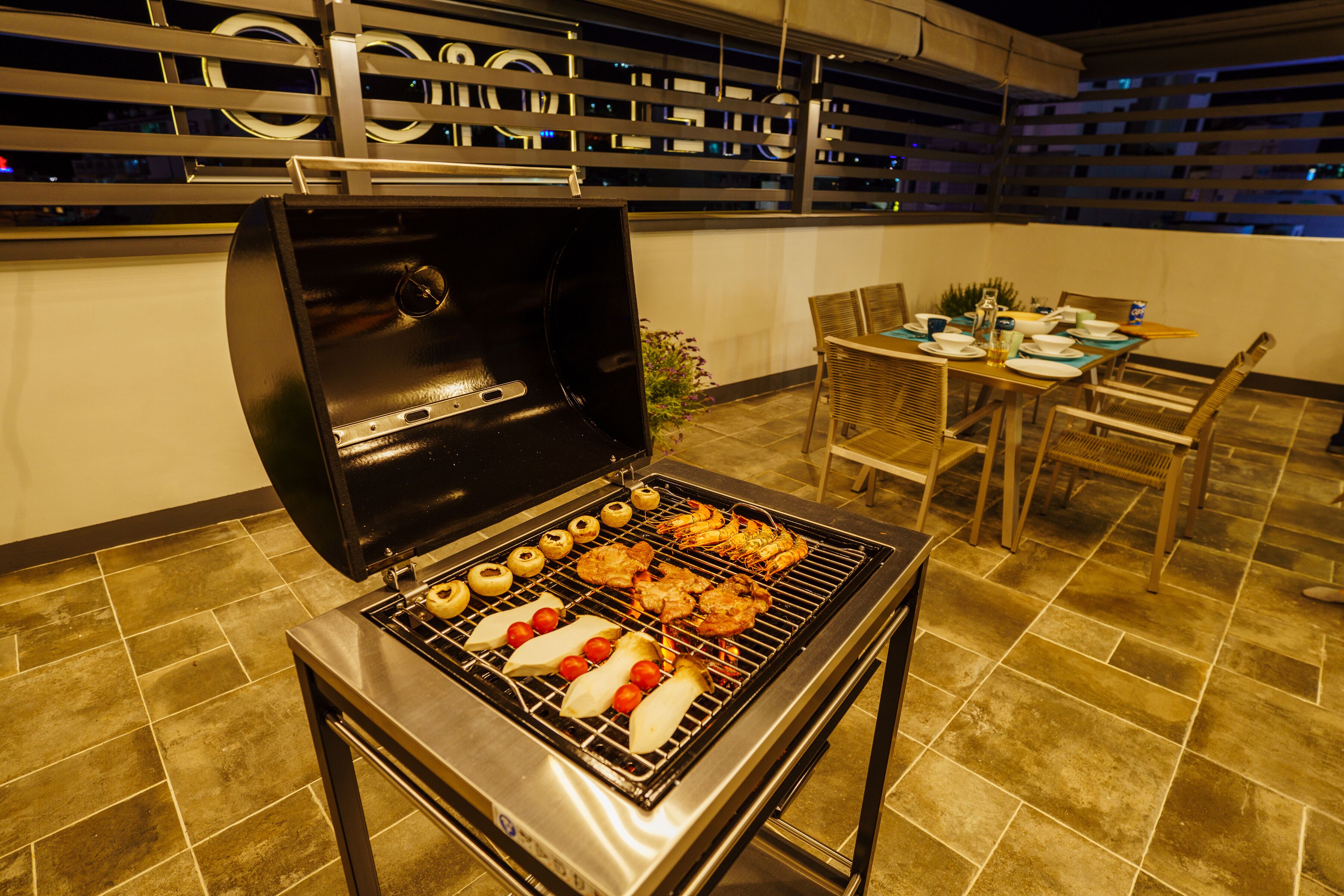 Una parrilla con diversos tipos de carne y verduras asándose.