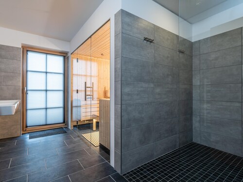 Chalet with Finnish sauna and hot tub near the ski lift