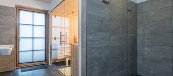 Chalet with Finnish sauna and hot tub near the ski lift