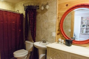 Tina con regadera, secadora de cabello, toallas, shampoo