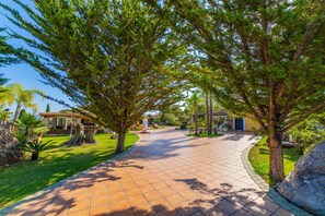 Property grounds - Country House 'Els Oscols 53' with Sea Views, Wi-Fi and Air Conditioning (Alcudia)