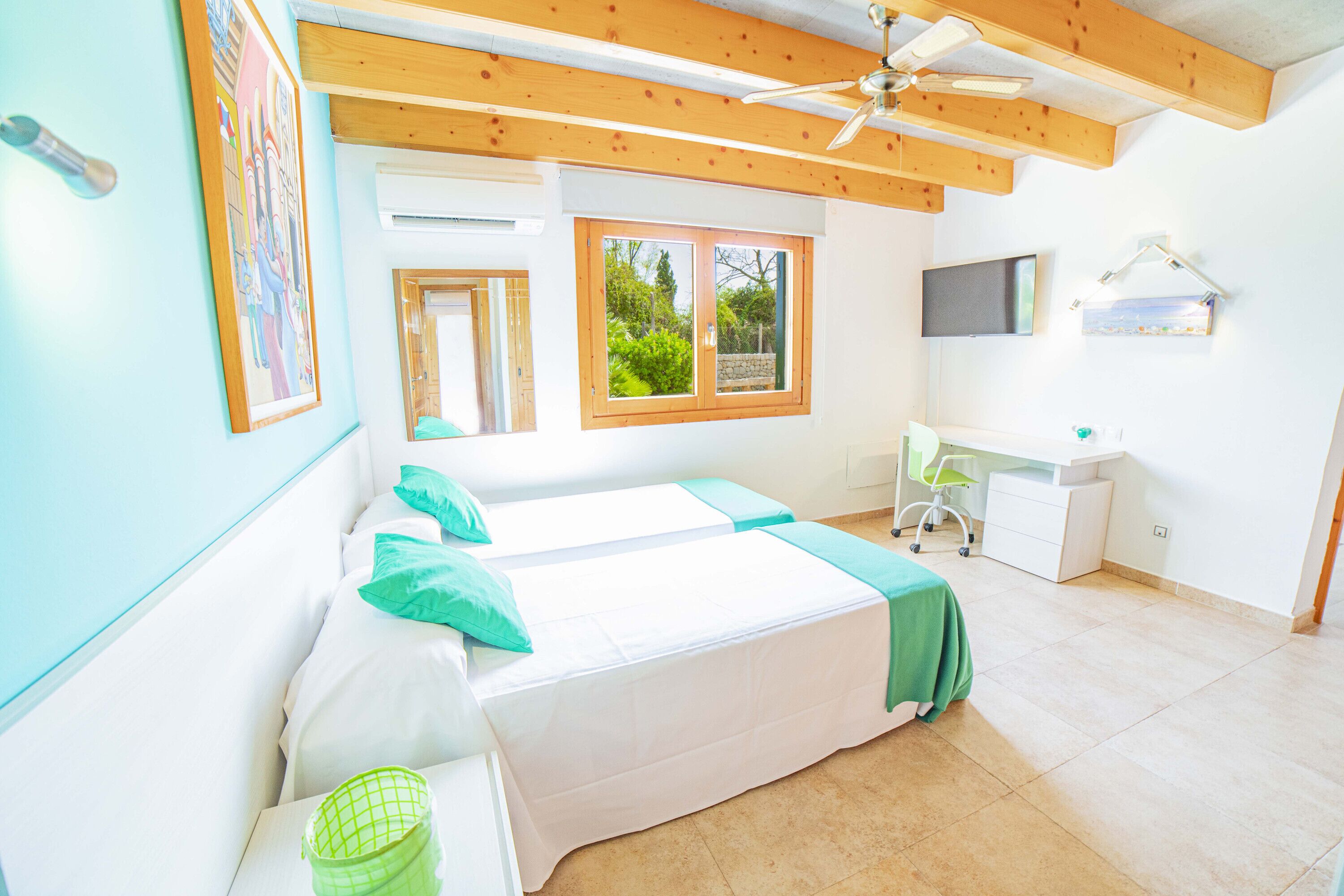 4 slaapkamers, een strijkplank/strijkijzer, gratis wifi, beddengoed