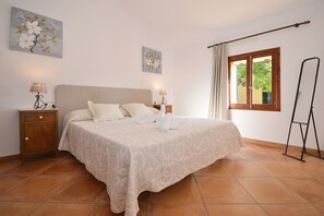 3 bedrooms, iron/ironing board, free WiFi, bed sheets