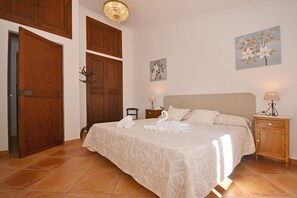 3 bedrooms, iron/ironing board, free WiFi, bed sheets