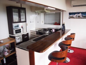 Fridge, microwave, stovetop, cookware/dishes/utensils - It is the best time to spend your eyes u - Private villa tsubasa / Kimitsu City Chiba (Kimitsu City)