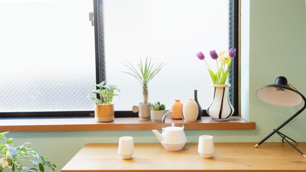 A wooden table with a white teapot, two white cups, and a vase with flowers by a window. - Near Ikebukuro, Kitchen & Laundry, Fast Wi-Fi, 4min to Station,Many restaurants nearby!! (Tokyo)
