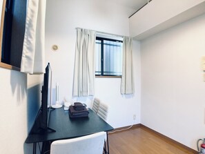 Een strijkplank/strijkijzer, gratis wifi, beddengoed