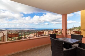 Outdoor dining - Apartment 'Con Piscina 14' with Sea View, Wi-Fi and Air Conditioning (trinità d'agultu e vignola)