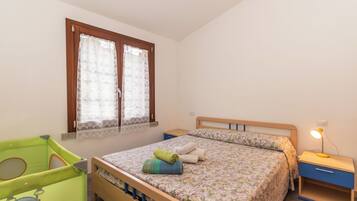 1 habitación, tabla de planchar con plancha, wifi gratis y ropa de cama