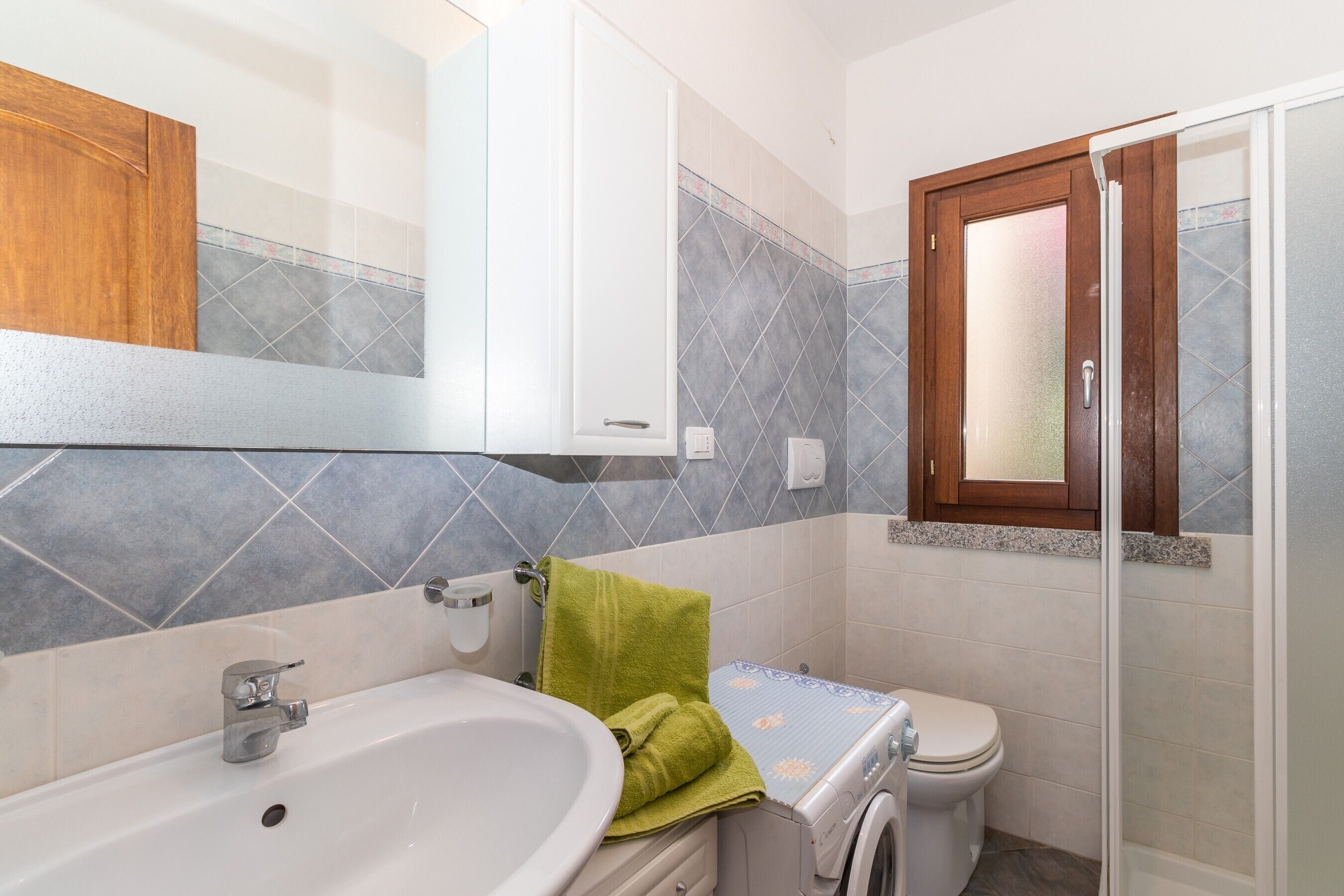 Une salle de bain avec un lavabo, des toilettes et une douche.