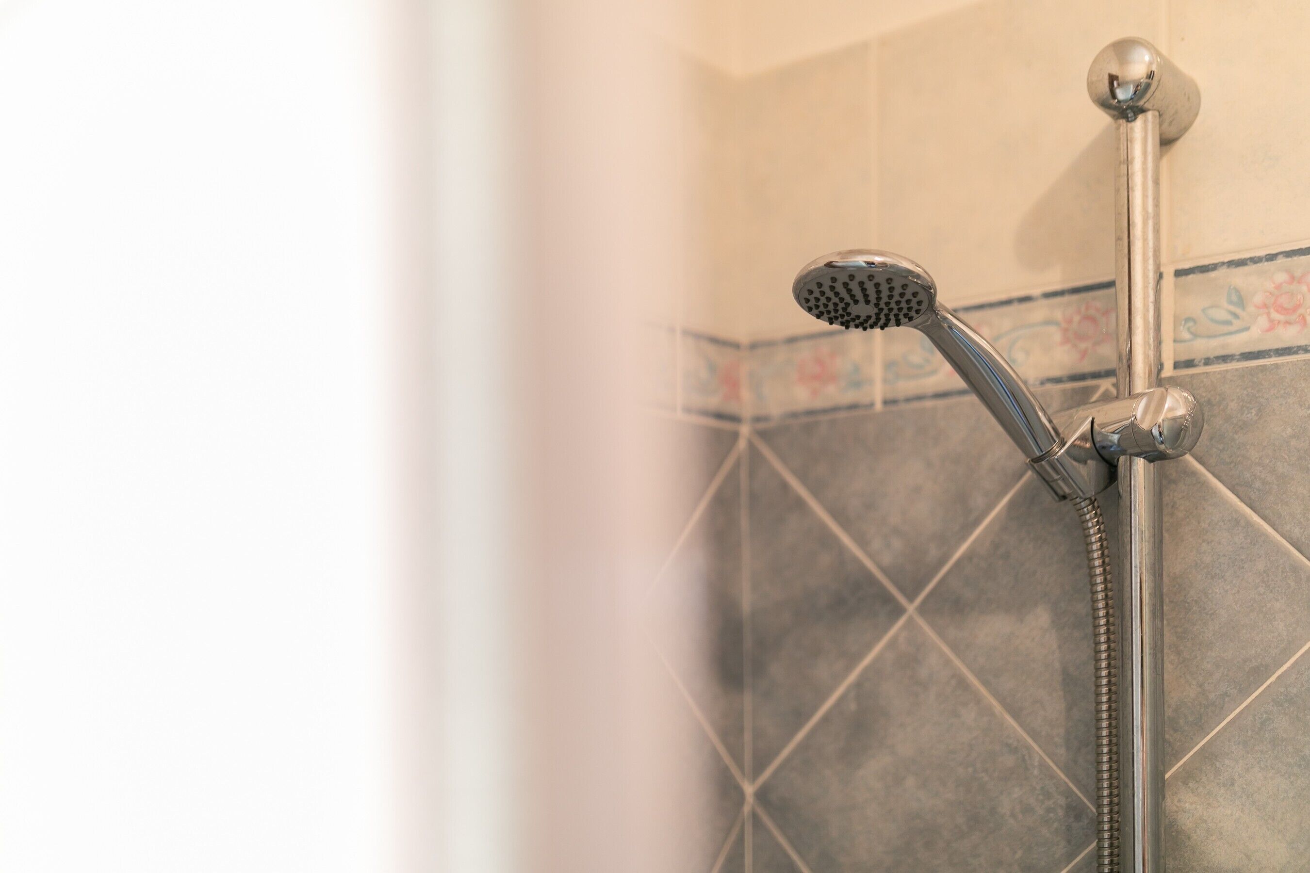 Douche, sèche-cheveux, serviettes fournies