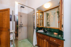 Badewanne, Haartrockner, Handtücher