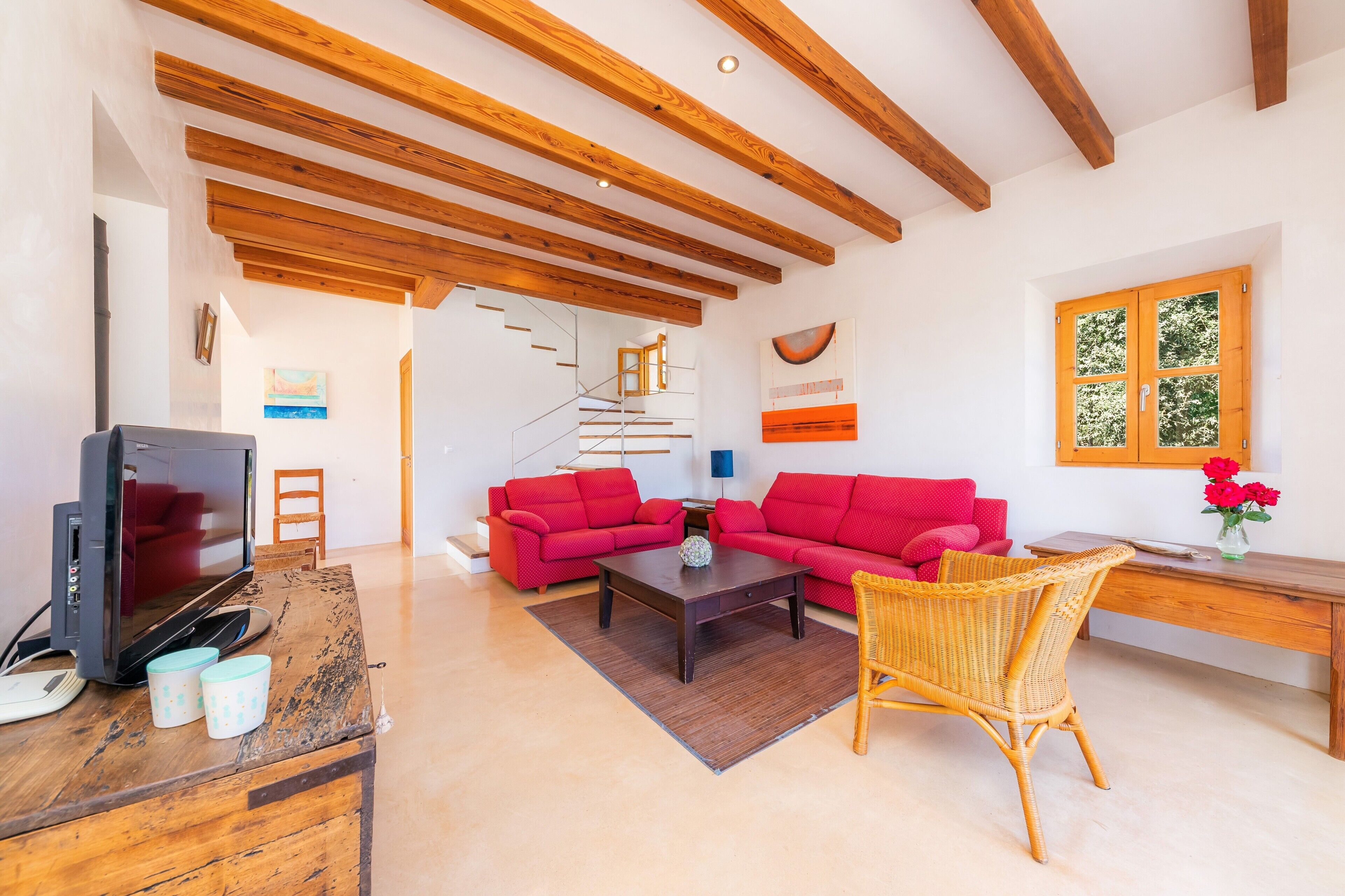 Een televisie en een open haard